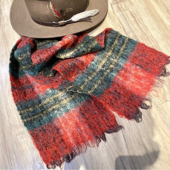 Cozy & warm mohair wool vintage scarf w cottage/resort vibe - Picture 3 of 11